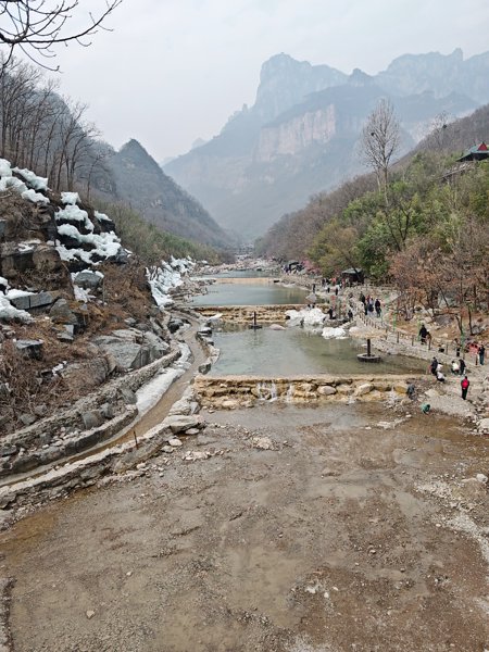 刚进八里沟，景色还不错，还在想怎么还有积雪？