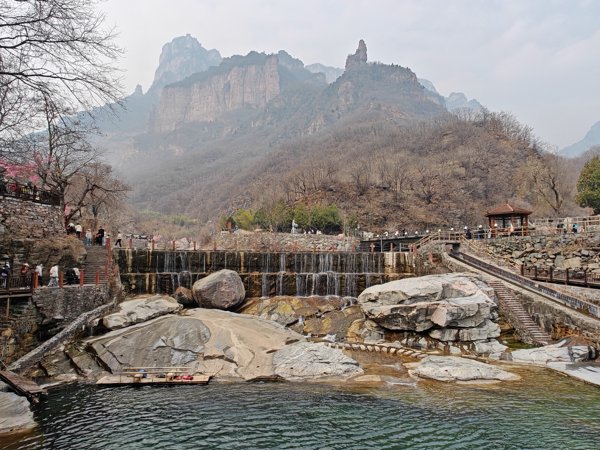 山、水、瀑布、游客