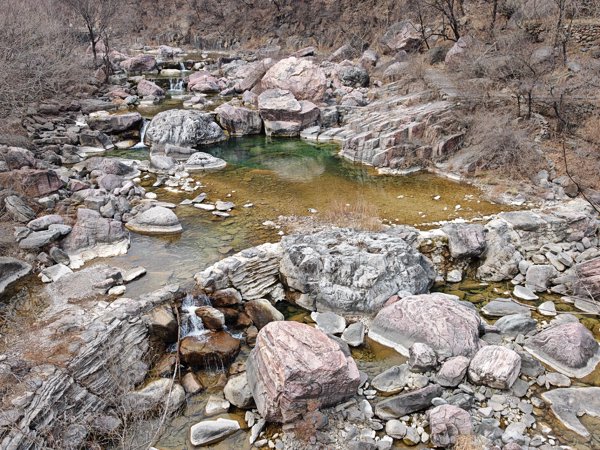 八里沟很多红色的石头
