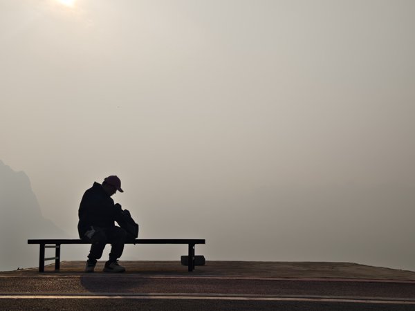 摄于归真台，茫茫大雾、悬崖峭壁、翻出没有电的无人机的我