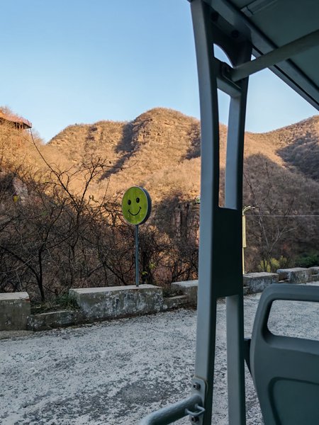 龙潭大峡谷到处都是笑脸牌子，坐观光车的时候抓拍